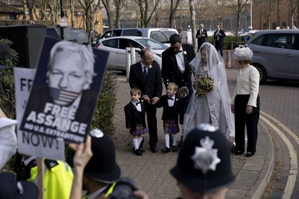 Свадьба строгого режима: в британской тюрьме состоялось бракосочетание основателя WikiLeaks Джулиана Ассанжа и Стеллы Морис
