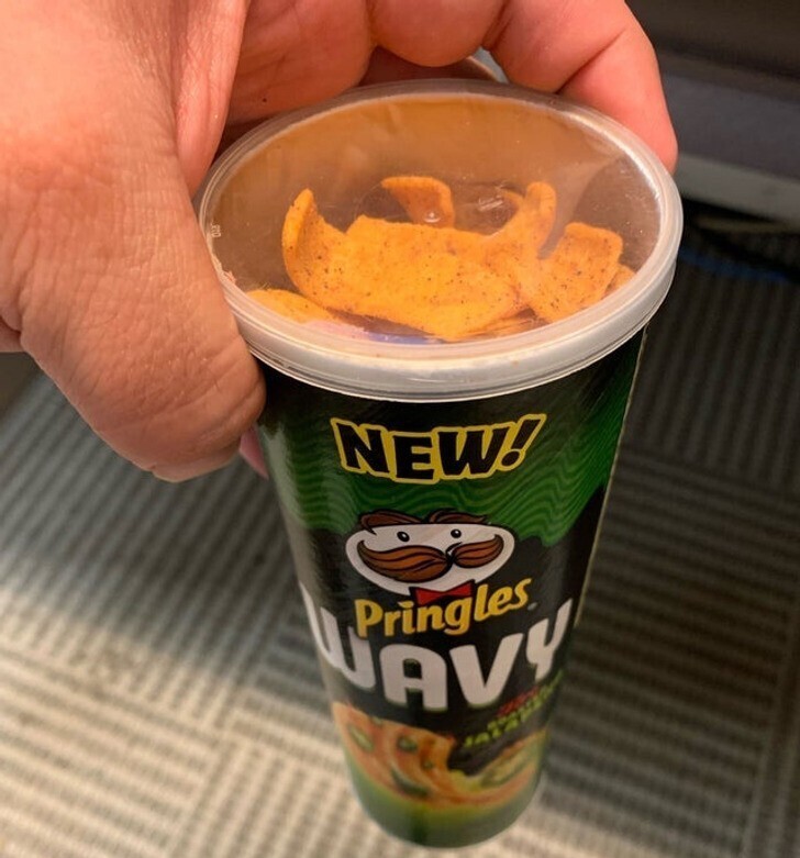 2. "Чтобы не шуршать в офисе обычными чипсами в пакете, можно пересыпать их в банку от чипсов Pringles"