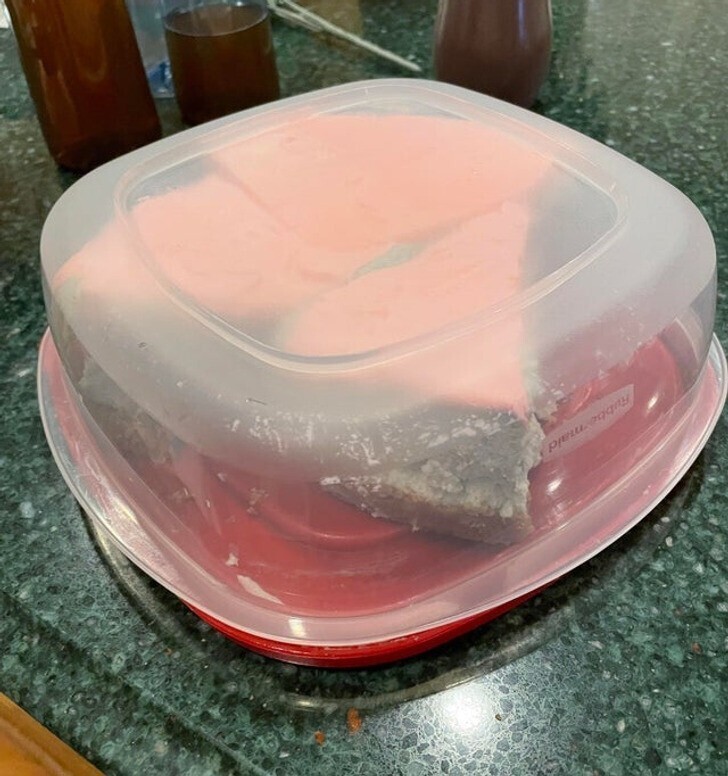8. "Если вам нужно убрать кусок торта в холодильник, просто переверните контейнер и используйте его крышку в качестве дна. Потом так доставать будет удобнее"