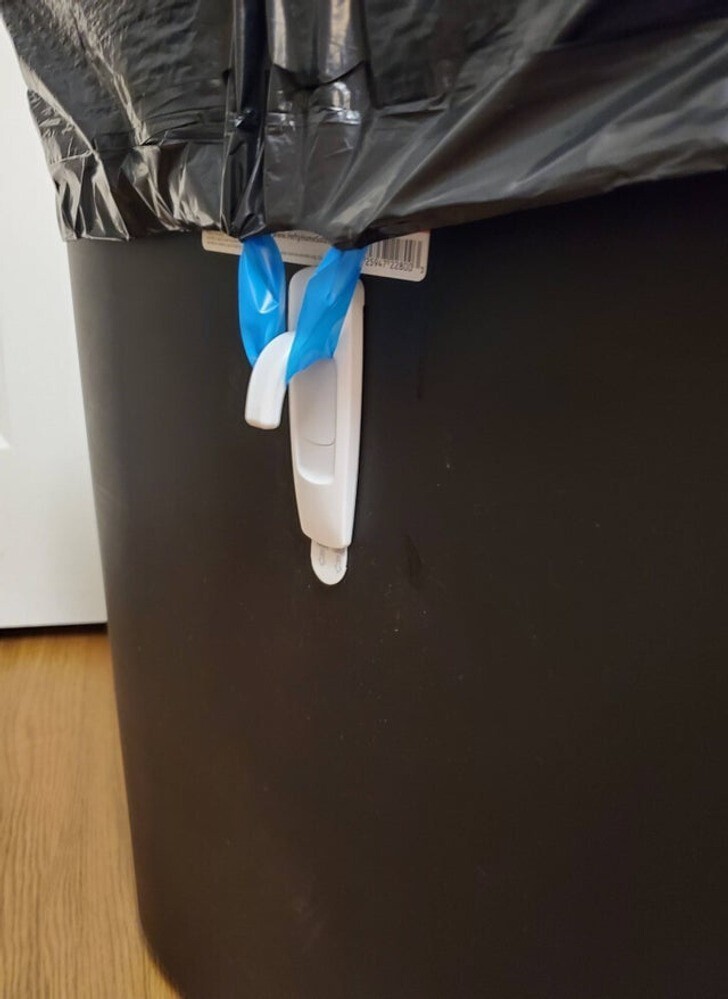 5. "Перевернутый пластиковый крючок на липучке удерживает мешок для мусора на месте"