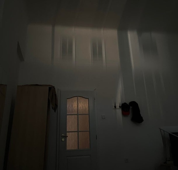 14. "Застал утром световой эффект в своей комнате — проекция здания напротив"