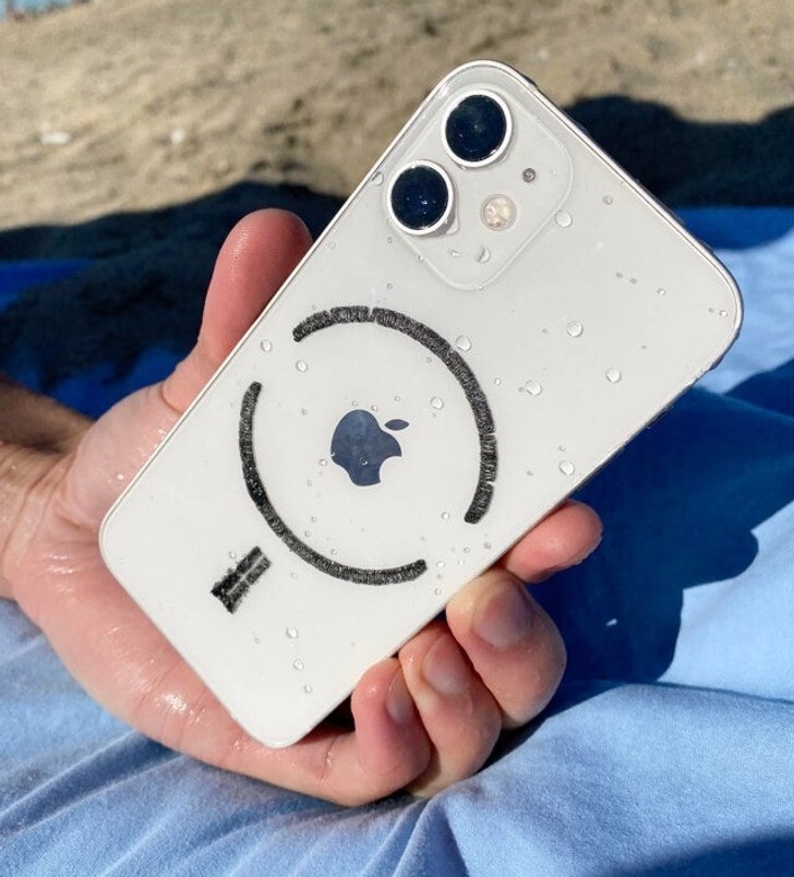 10. "На пляже мой iPhone притянул магнитный песок"