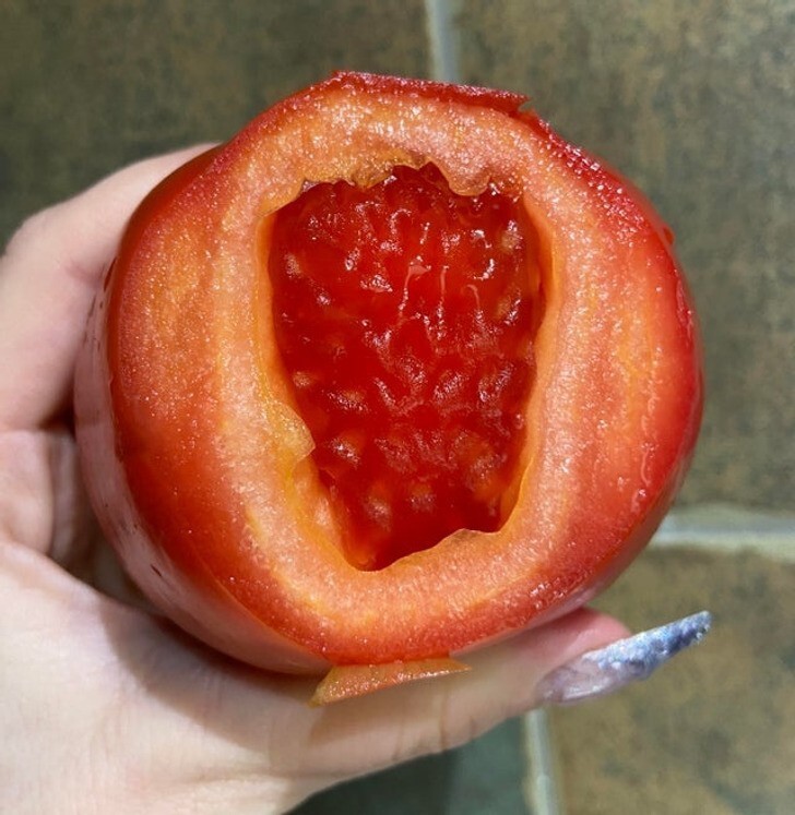 15. "Этот помидор внутри похож на клубнику"