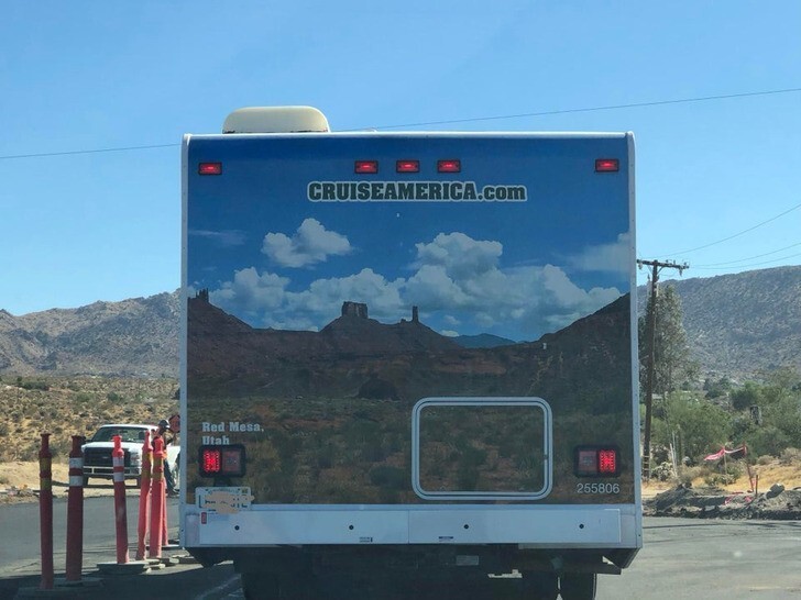 5. "Фотография на задней части этого фургона идеально сочетается с горами на заднем плане"