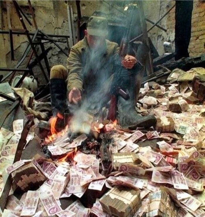 16. Солдат греется, Грозный, Чечня, 1995 год