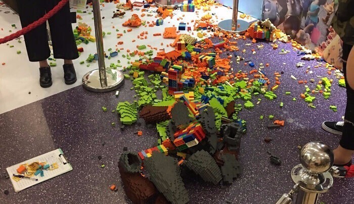 14. Ребёнок уничтожил скульптуру LEGO за 15 000 долларов через час после открытия новой выставки