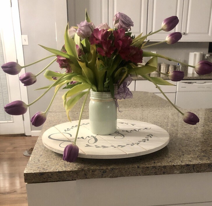 Тюльпаны выглядят так, будто хотят сбежать из вазы