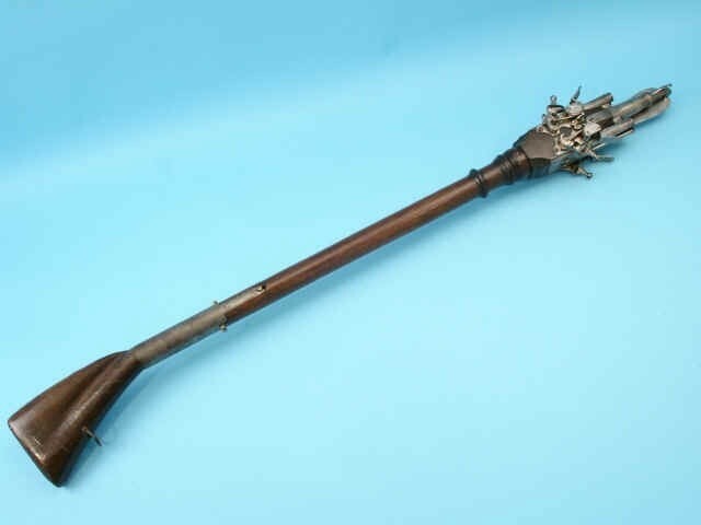 Обычное испанское или итальянское древковое оружие с подпружиненным складным наконечником копья и четырьмя кремневыми пистолетами, XVIII век.