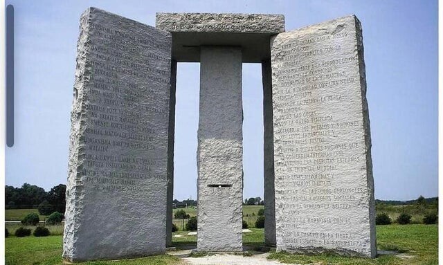 Массивный памятник в Грузии имеет инструкции на 8 разных языках о том, как восстановить общество после апокалипсиса. Он также функционирует как компас, календарь и часы