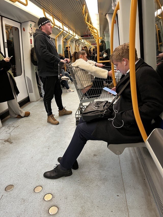 В общественном транспорте можно встретить весьма странных пассажиров