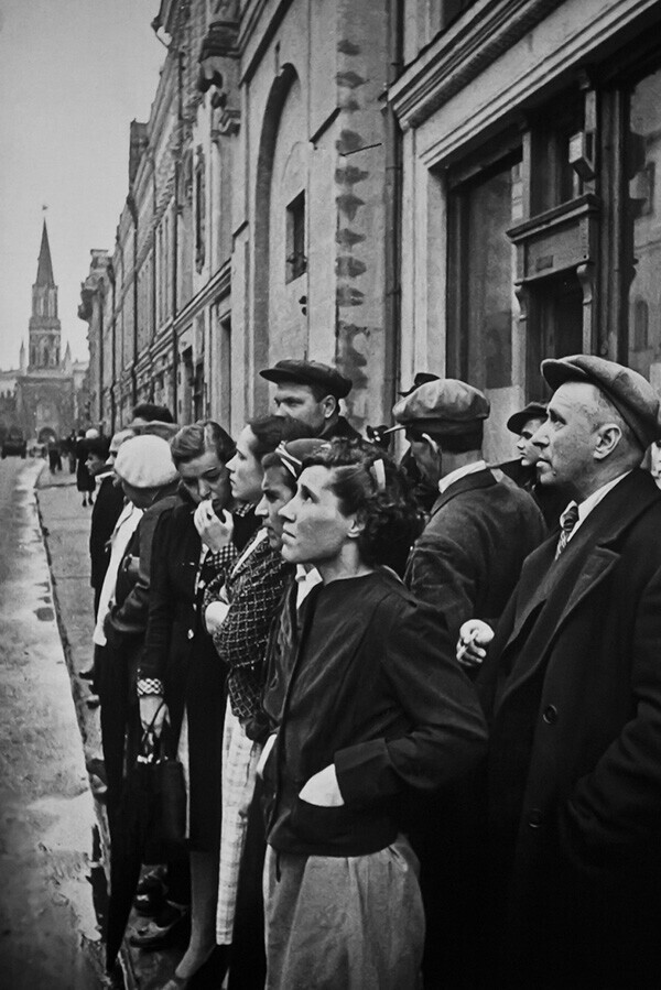Первый день войны. Москва, 22 июня 1941 года. Улица 25 октября, 12.00. Граждане слушают сообщение В.М. Молотова о начале войны.