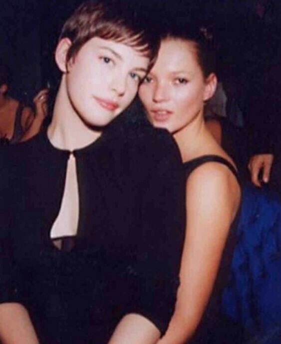 Кейт Мосс и Лив Тайлер на вечеринке, 1998 год