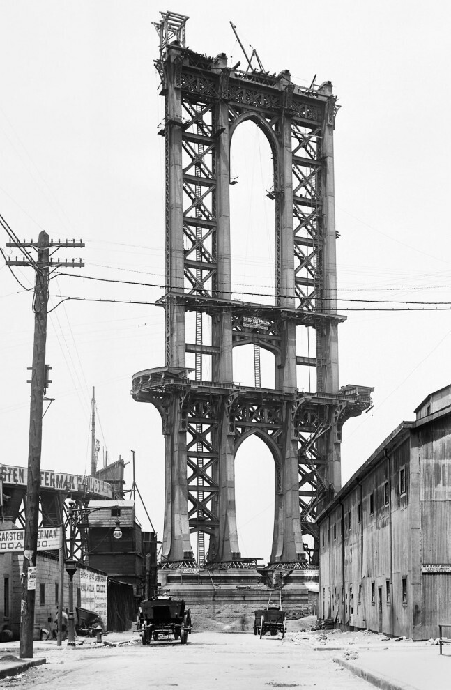 Пролетное строение Манхэттенского моста возвышается над Вашингтон-стрит в Нью-Йорке, 5 июня 1908 года.