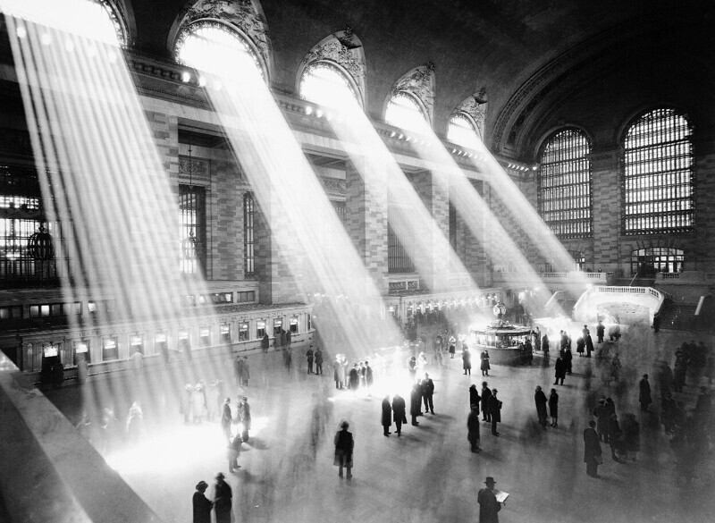 Лучи солнца освещают главный зал, кассы и справочную Центрального вокзала Нью-Йорка. Снимок был сделан приблизительно 1935 – 1941 годах.