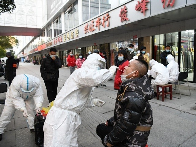 Из-за вспышки COVID-19 в Шанхае объявили масштабный локдаун. Китайцы запасаются едой