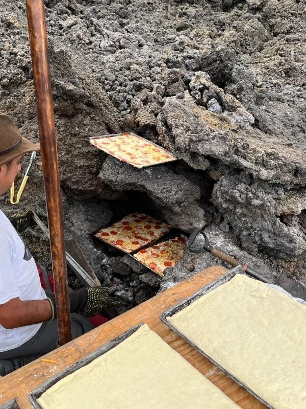 8. "Этот парень готовит пиццу в жерле вулкана Пакайя в Гватемале"