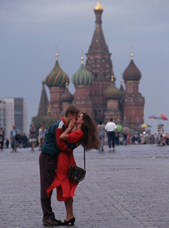 Молодая и стильно одетая пара на Красной площади. Россия. 1990-е