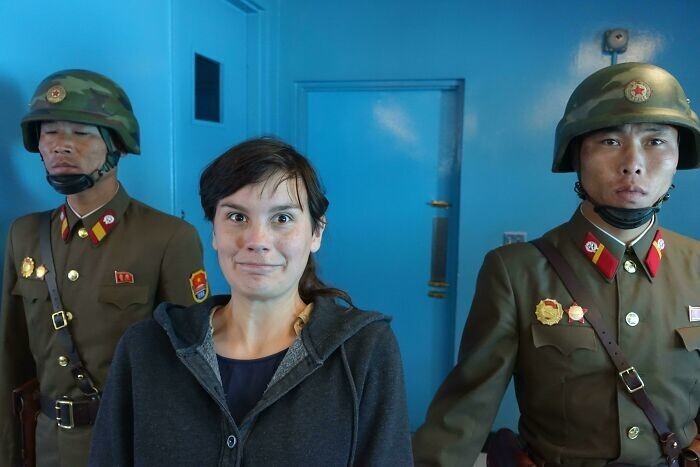 34. "Тот самый момент, когда я подошла близко к границе между Северной и Южной Кореей и получила пинок под зад от двух северокорейских солдат. А у вас какая любимая фотография из поездок?"