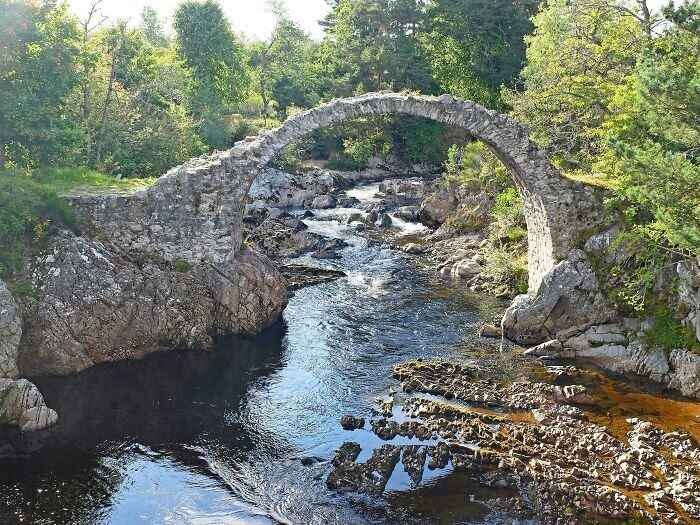 15. "В 2017 году этому мосту исполнилось 300 лет! Неудивительно, что деревню Каррбридж в Шотландии назвали в его честь"