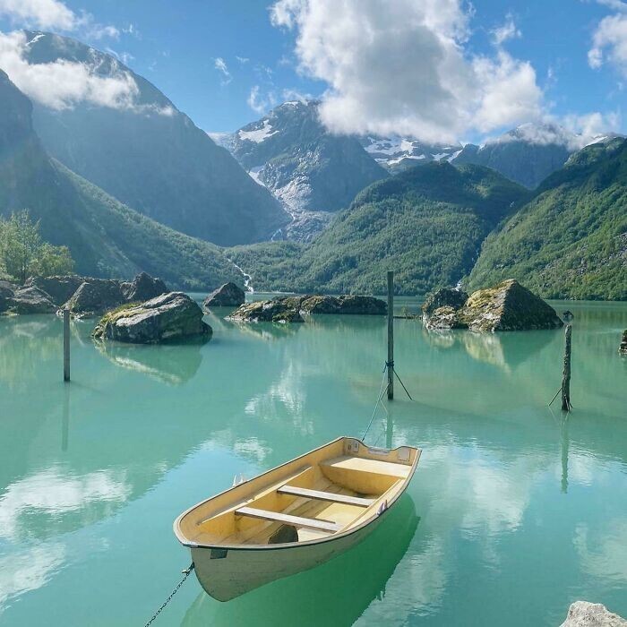 14. "Сделал это фото в четверг, путешествуя по своей стране. Маурангер, Норвегия. Голубовато-зеленая вода поступает из ледника"