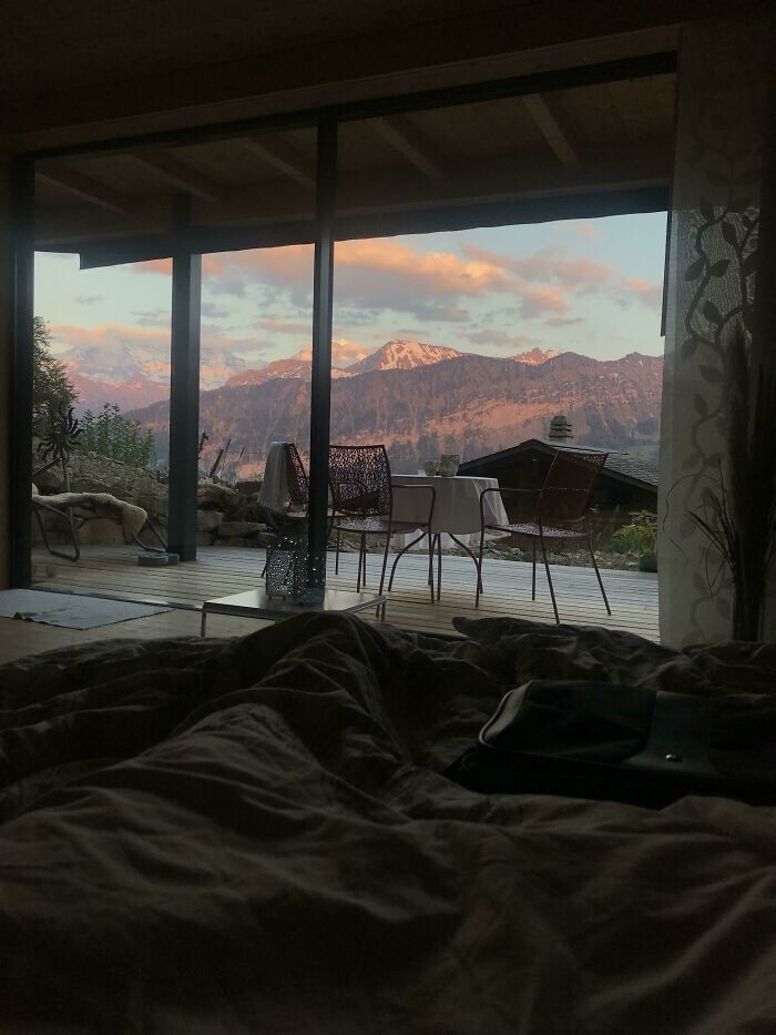29. "Вид из моей постели в Airbnb в Беатенберге, Швейцария"
