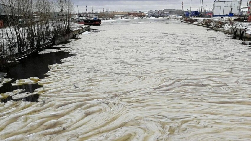 Редкое явление «снежура» заметили на реке в Петербурге
