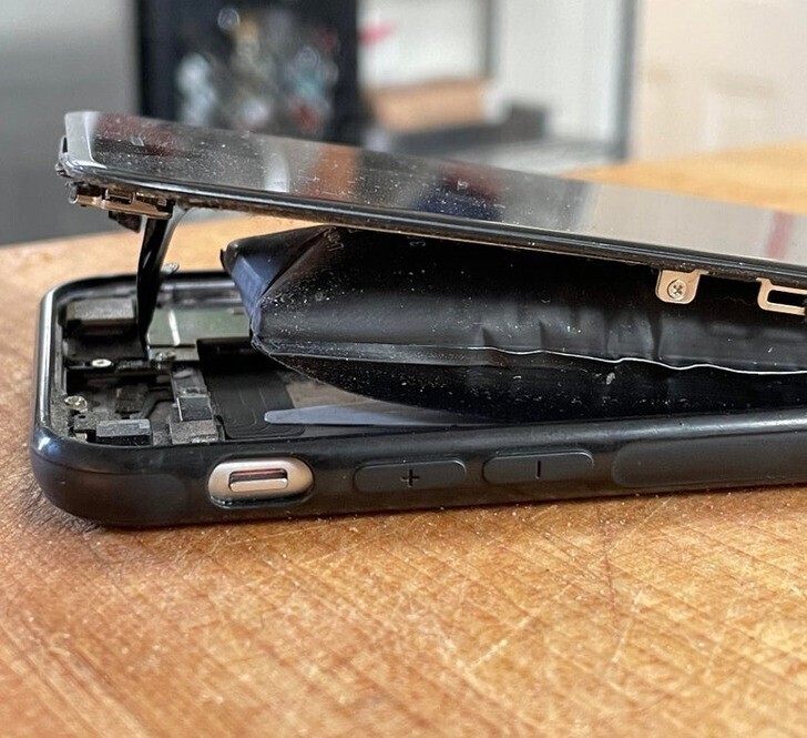 27. "Нашёл свой старый телефон в ящике стола с вздувшейся батареей"
