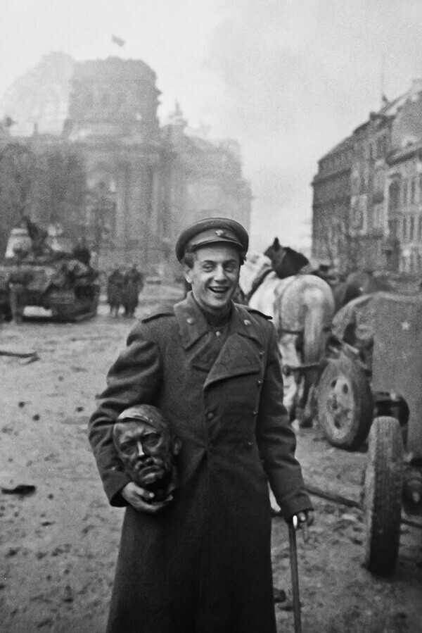 Евгений Долматовский около Бранденбургских ворот. Сувенир Победы, 2 мая 1945 г.