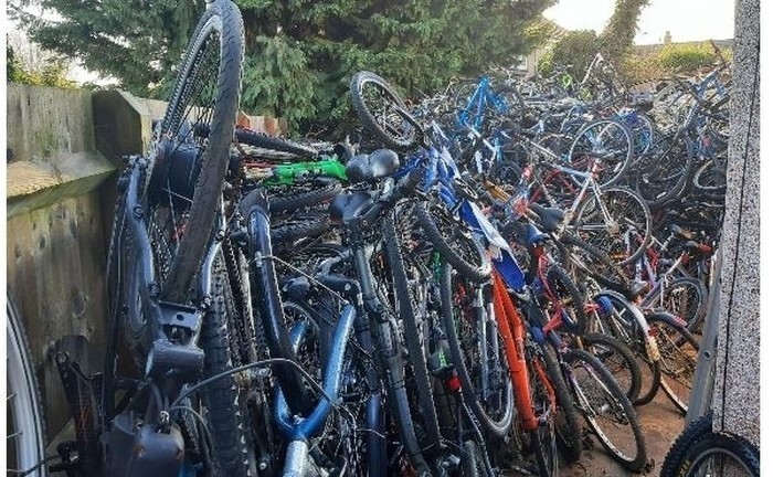 Англичанин накопил во дворе столько велосипедов, что их можно увидеть со спутника