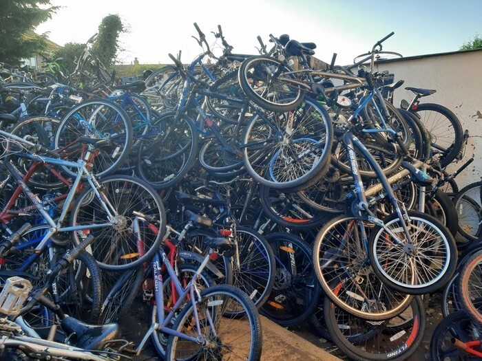 Англичанин накопил во дворе столько велосипедов, что их можно увидеть со спутника