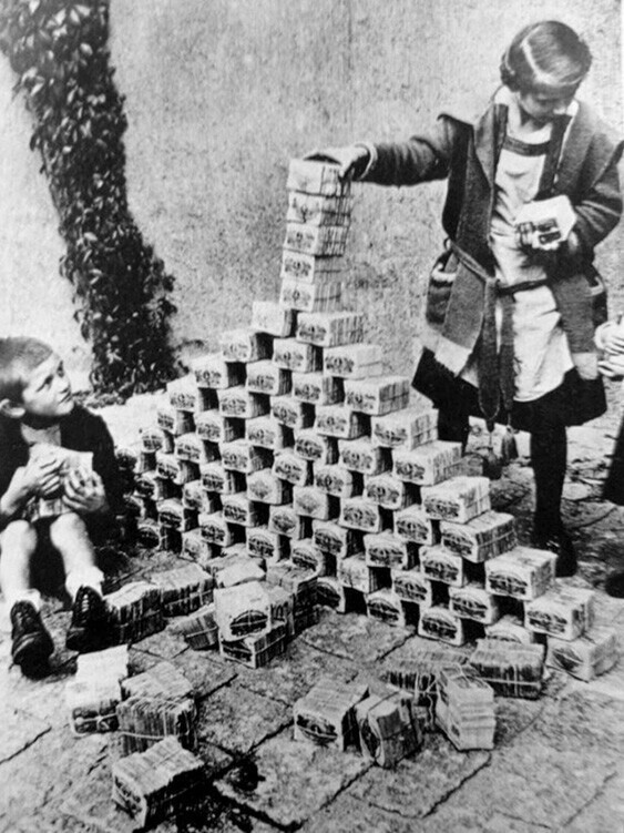 Инфляция 1923 года в Германии привела к тому, что за один американский доллар давали 4.7 триллиона( 4 700000000000) немецких марок