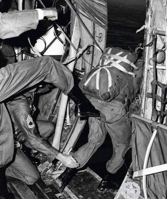 Психологическая поддержка во время первого прыжка десантника, 1954 год