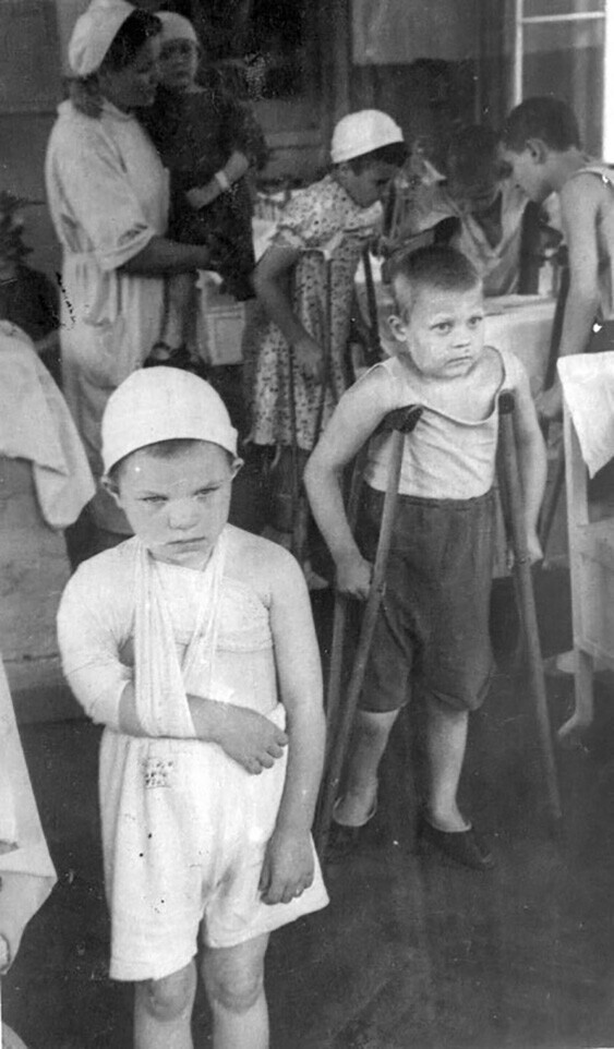 Раненые дети, пострадавшие от артиллерийских обстрелов города, в Ленинградском государственном Педиатрическом институте. Ленинград