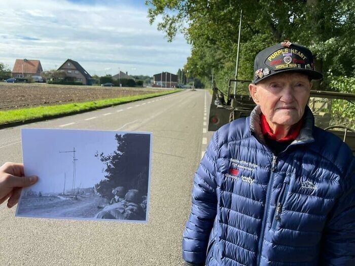 7. Впервые за 76 лет ветеран Второй мировой войны Роберт Уайт стоит рядом с местом, где он приземлился в Германии после прыжка с парашютом в марте 1945 года