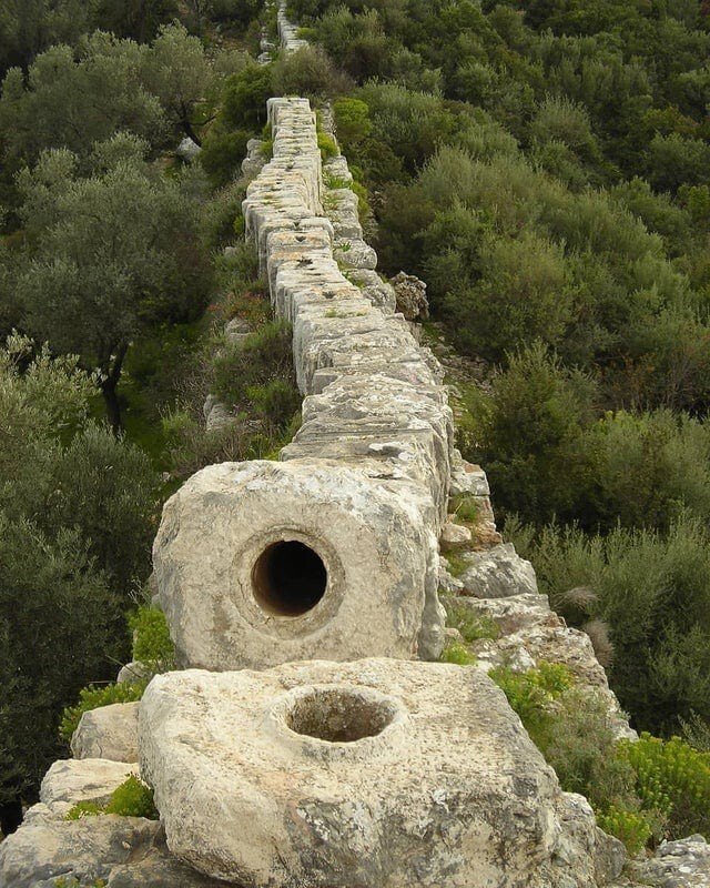 Старинный римский акведук
