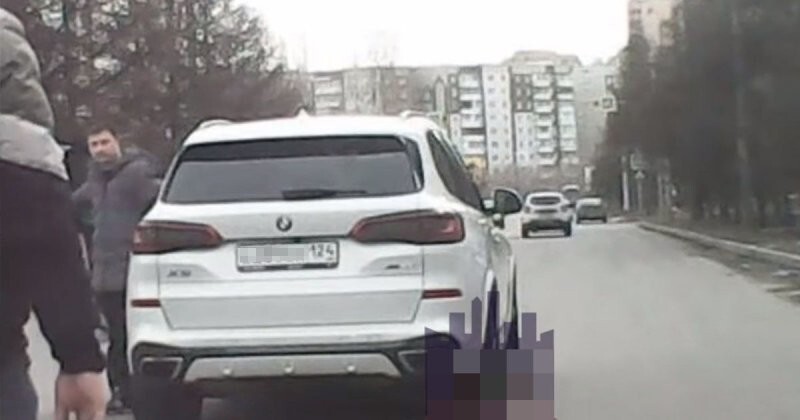 «У меня то повреждений нет, я поехал», — в Красноярске водитель  BMW устроил небольшое ДТП и уехал