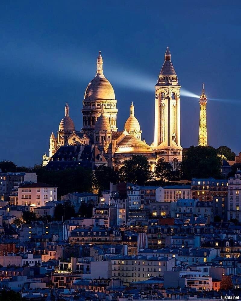Базилика Сакре-Кёр и Эйфелева башня в одном кадре, Париж, Франция