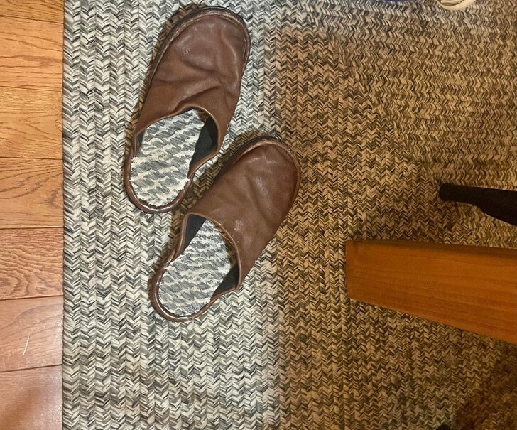 3. "Мои тапочки идеально сочетаются с ковром в Airbnb"