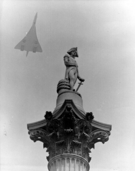 Конкорд пролетает над памятником Нельсону в Лондоне. 1969 год