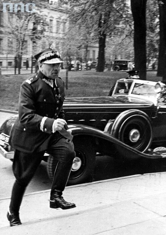 Премьер–министр Речи Посполитой вбегает в здание сейма в день вторжения немецких войск, 1 сентября 1939 года, Варшава