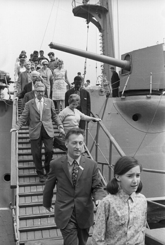 Джанни Родари с дочерью Паолой во время экскурсии на крейсер "Аврора", 1967 год, Ленинград