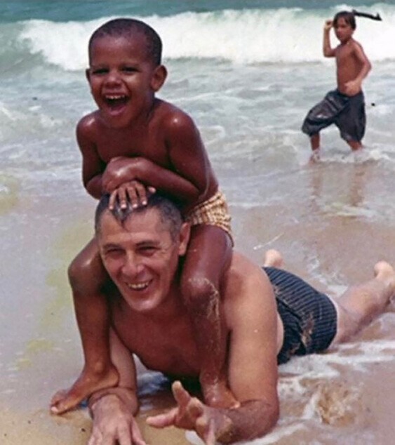 Молодой Барак Обама проводит время на пляже со своим дедушкой.