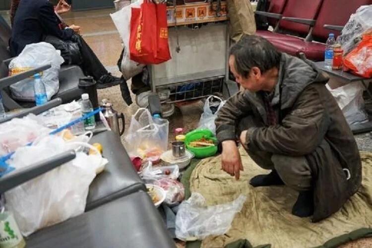 Китаец 14 лет прожил в аэропорту назло родным