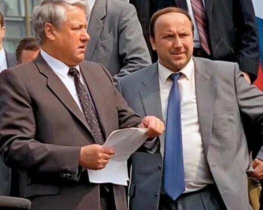 Ельцин на танке: что случилось с людьми, которые стояли рядом с ним