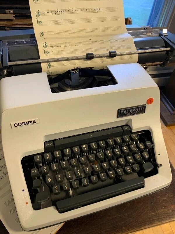 "А вы видели пишущую машинку, на которой можно писать музыку?"