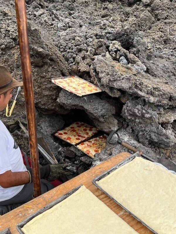 "Этот парень готовит пиццу в трещинах вулкана Пакайя в Гватемале"
