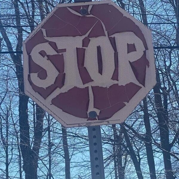 "Знак STOP на нашей улице такой старый, что похож на логотип группы, играющей хеви-метал"