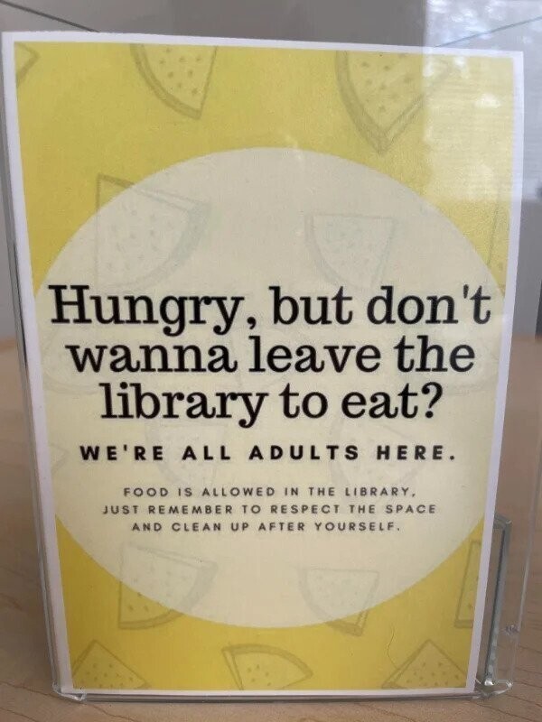 "В нашей библиотеке разрешили есть! Какая радость!"