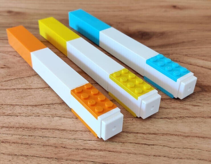 "Мне подарили Лего-хайлайтеры. Их можно скрепить вместе, и это не только удобно, но и снимает стресс"