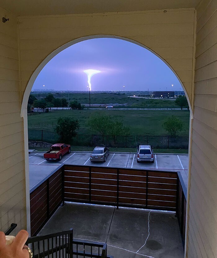 2. Молния освещает торнадо — Форт-Уэрт, Техас